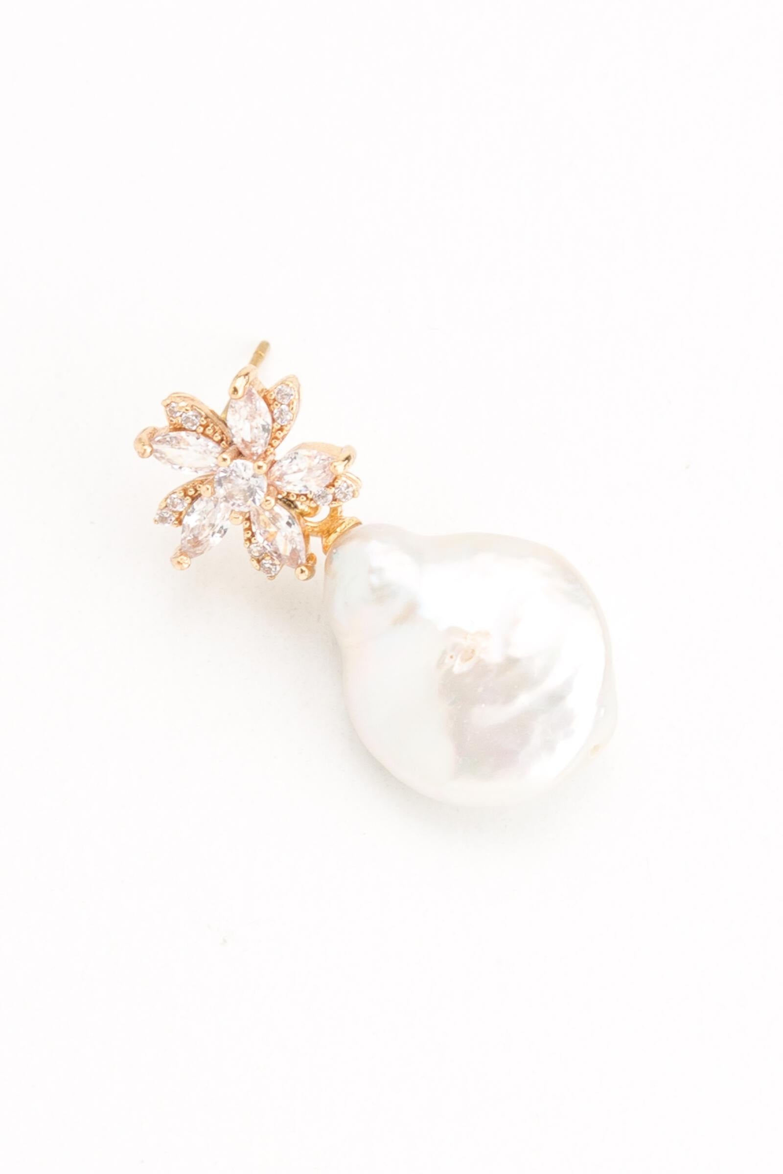 Earring - Gold Flower/Pearl - WEXD2729