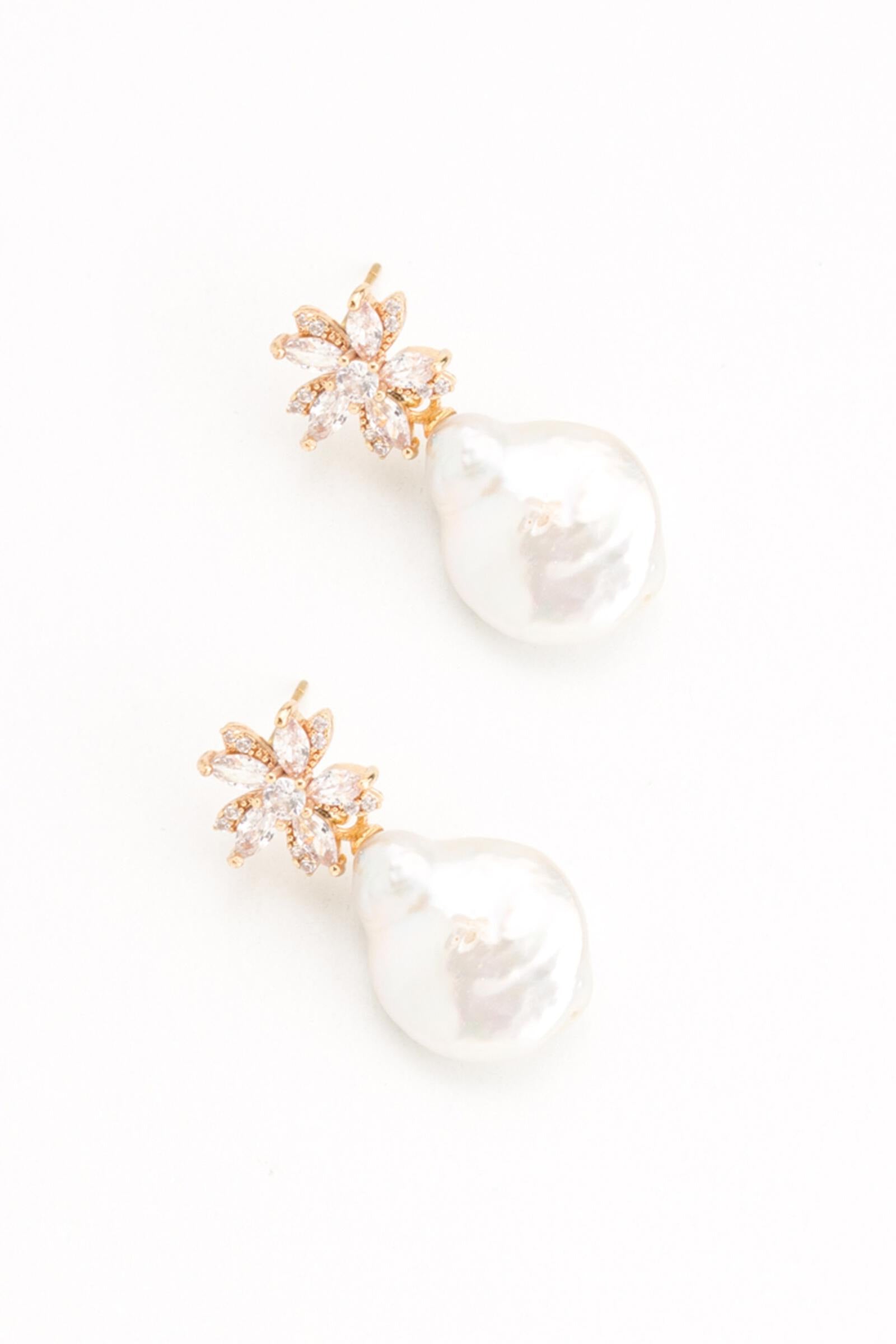 Earring - Gold Flower/Pearl - WEXD2729